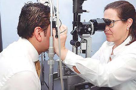 CUIDADO. Los hispanos y latinos tienen probabilidades casi 2.5 veces más altas de tener diabetes que las personas de raza blanca no hispanas. También tienen la prevalencia más alta de complicaciones oculares asociadas a la diabetes, incluida la retinopatía diabética, la cual puede causar ceguera.