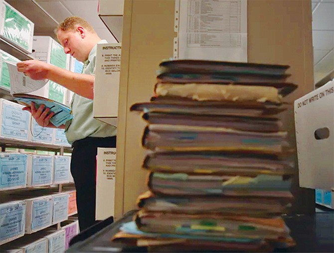 DILEMA. A medida que aumentan los tiempos de procesamiento en las oficinas de USCIS, los solicitantes quedan atrapados en un limbo burocrático.