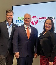 Tamara Atkinson, directora general de Workforce Solutions Capital Area, junto con Greg Canally, director ejecutivo de Austin Transit Partnership; y  al medio Kirk Watson, alcalde de Austin.