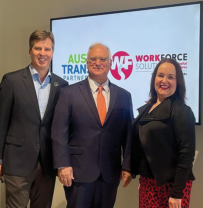 Tamara Atkinson, directora general de Workforce Solutions Capital Area, junto con Greg Canally, director ejecutivo de Austin Transit Partnership; y  al medio Kirk Watson, alcalde de Austin.