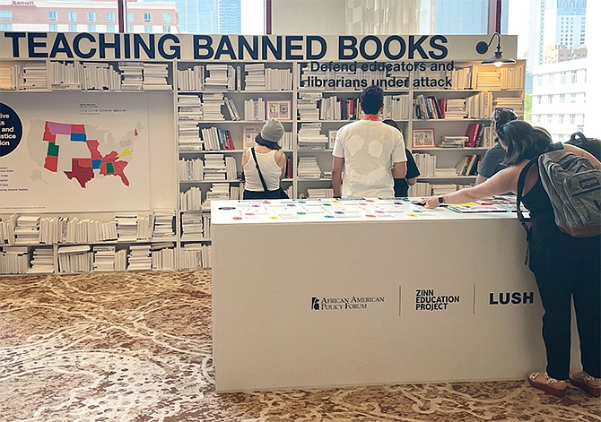 La exhibición montada en el festival SXSW muestra los Estados de la Unión que han implementado algún tipo de limitante a diversos libros en las escuelas públicas, así como aquellos ejemplares que han sido prohibidos a lo largo del país.