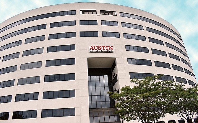 El Austin ISD atiende a más de 74,000 estudiantes y cuenta con más de 11,000 empleados, cerca de 5,000 maestros. Un 13.3% (10,032) de sus estudiantes están registrados para recibir servicios de educación especial.