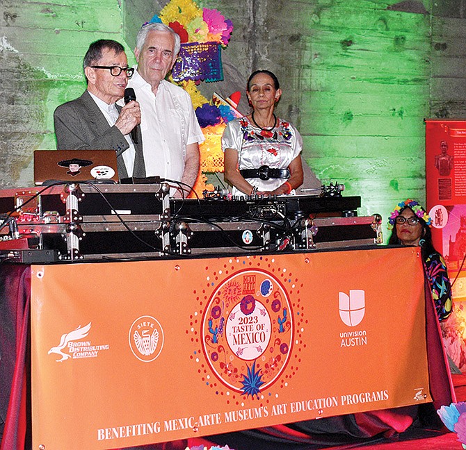 El cónsul de México en Austin, Pablo Marentes González; el congresista federal por Austin Lloyd Doggett y la directora ejecutiva del Mexic-Arte Museum, Sylvia Orozco, ofrecen unas palabras en medio del festival 2023 Taste of Mexico.