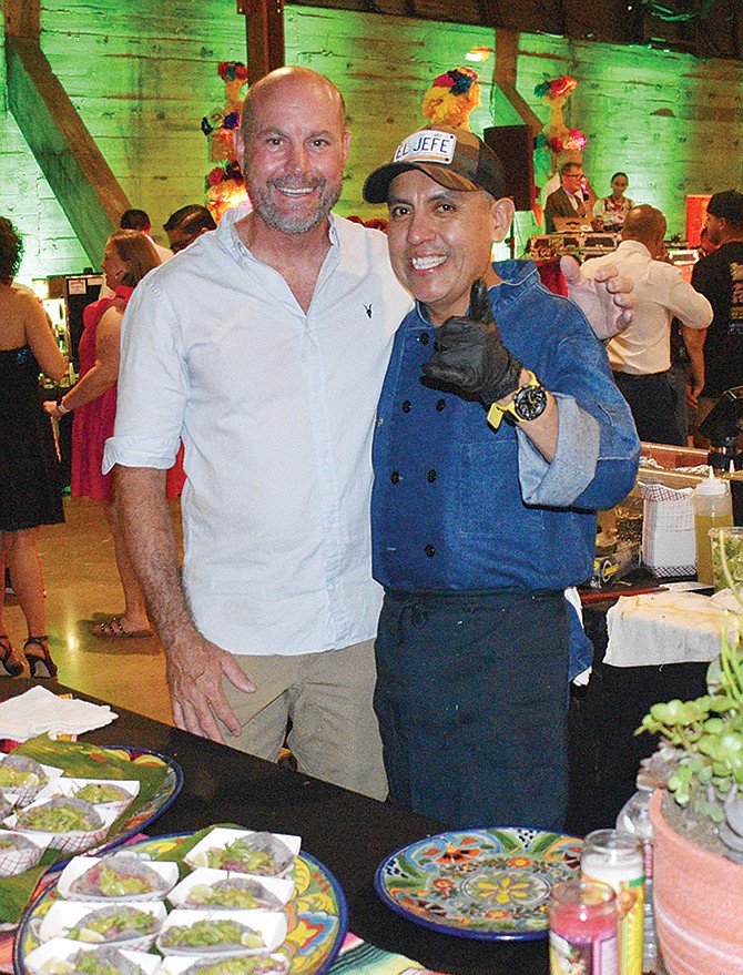 El chef mexicano Roberto Campos, quien abrió hace unos meses su restaurante Masa y Más, estuvo acompañado de su socio Chuck Smith.