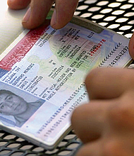 El Departamento de Seguridad Nacional impulsa nuevas reglas para las visas H-2, las cuales permiten a extranjeros ser contratados como trabajadores temporales en áreas agrícolas, restaurantes, hoteles, jardinería, entre otras industrias.