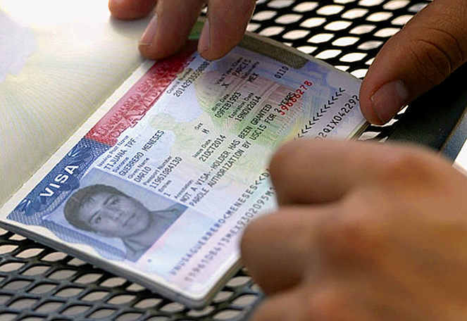 El Departamento de Seguridad Nacional impulsa nuevas reglas para las visas H-2, las cuales permiten a extranjeros ser contratados como trabajadores temporales en áreas agrícolas, restaurantes, hoteles, jardinería, entre otras industrias.