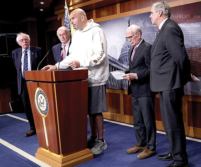 El código de vestimenta, una norma instaurada desde los orígenes del Senado federal que con el tiempo se fue volviendo más rigurosa, llegó a su fin pero inició otro debate y desencuentro entre Demócratas y Republicanos. En la foto, John Fetterman se dirige a los periodistas vestido muy deportivamente.