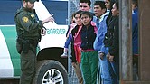 Los migrantes que crucen ilegalmente a territorio estadounidense se exponen a ser expulsados, deportados o vetados para ingresar nuevamente por un período de cinco años, además de ser procesados penalmente por reincidencia.