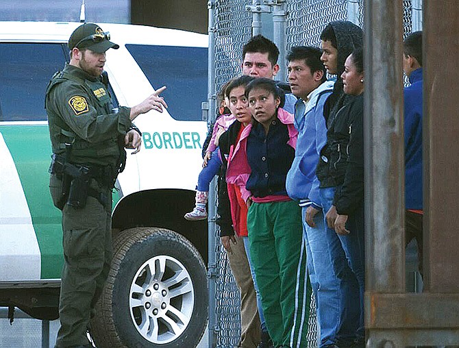 Los migrantes que crucen ilegalmente a territorio estadounidense se exponen a ser expulsados, deportados o vetados para ingresar nuevamente por un período de cinco años, además de ser procesados penalmente por reincidencia.