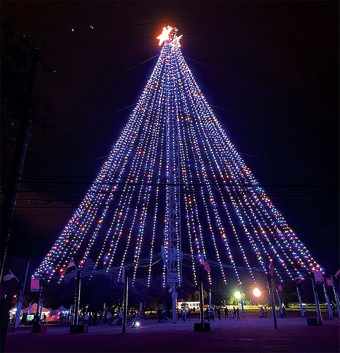Esta es la ocasión 57 en la que electricistas de la Ciudad de Austin iluminan el Zilker Holiday Tree.