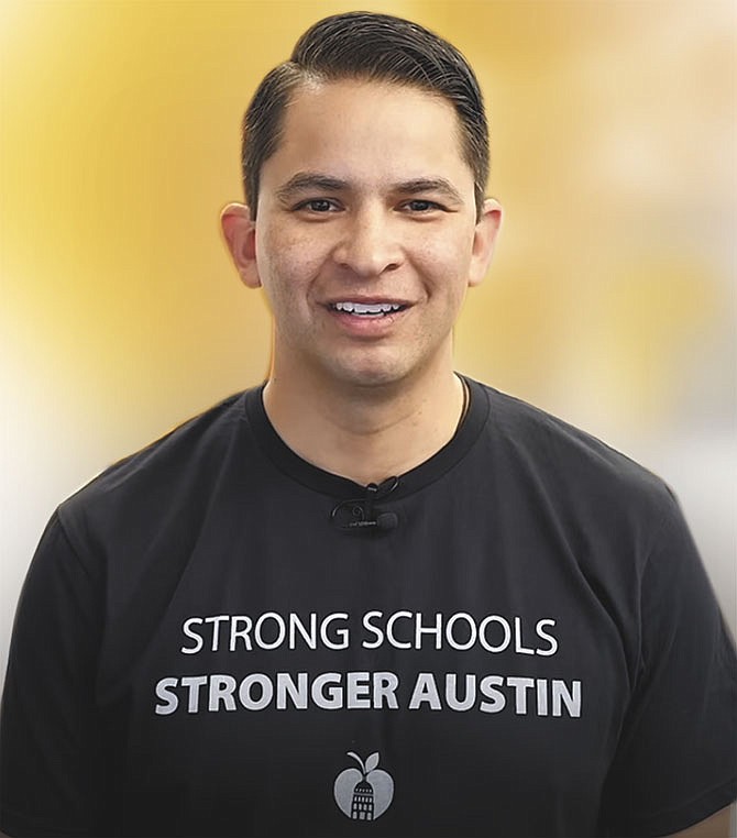 Matías Segura en un mensaje en video dirigido a la comunidad del Distrito Escolar de Austin.