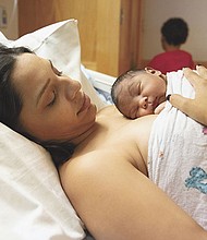 Según datos recientes de los CDC, más de 2,200 bebés fallecieron en Texas antes de cumplir un año, una tasa de mortalidad estatal de 5.72 muertes por cada mil nacimientos. La cifra está por encima de la media nacional de 5.6 por mil nacimientos.