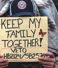 Manifestante sostiene un cartel donde pide “Mantén a mi familia junta” en inglés durante una protesta en Nashville, Tennessee.