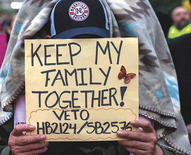 Manifestante sostiene un cartel donde pide “Mantén a mi familia junta” en inglés durante una protesta en Nashville, Tennessee.