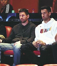 Messi asiste a juego de Miami Heat.