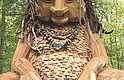 Malin es un troll de 4 metros de altura de madera local y reciclada.