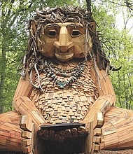 Malin es un troll de 4 metros de altura de madera local y reciclada.