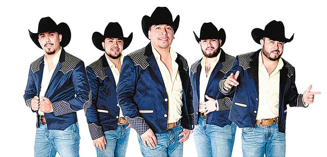 Frenético bailongo norteño en El Coliseo