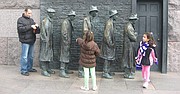 Visitantes venezolanos en el Monumento a Franklin Roosevelt en Washington, DC.