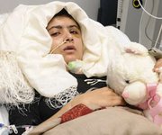 La joven activista paquistaní Malala Yousafzai recuperándose de sus heridas el viernes 19 de octubre.
