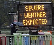 Un rótulo advierte sobre el clima severo en toda la costa este del país.