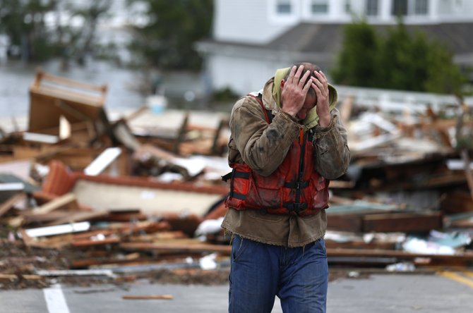 Brian Hajeski ante el desastre de Sandy en Brick, Nueva Jersey. AP