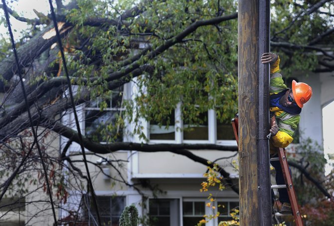Más de 7 millones de hogares y negocios en la Costa Este perdieron la electricidad a causa de Sandy. En la foto un trabajador de la compañía Pepco hace reparaciones en Maryland. TWP