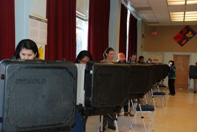 Votantes en el Holiday Senior Center de Wheaton, el martes 6. Crédito: ETL