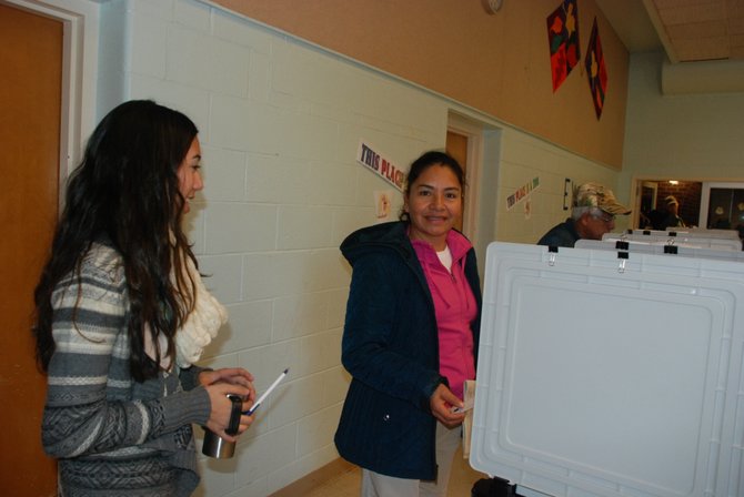 Martha Jacobo, ciudada desde abril, vota en el Holidar Senior Center de Wheaton, MD, el 6. Crédito: ETL
