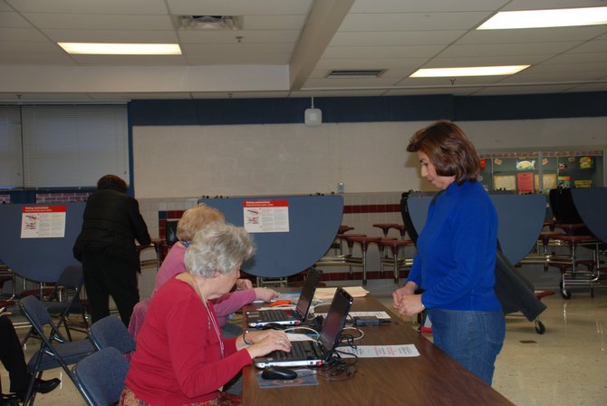 Vilma Rosales, parada, el martes 6, espera el visto bueno para votar, en Springfield, Virginia. Crédito: ETL