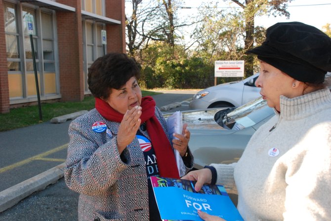 La delegada estatal de Maryland Ana Sol Gutiérrez con una votante, el 6. Crédito: ETL