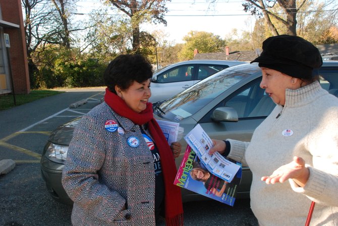 La delegada estatal de Maryland Ana Sol Gutiérrez, con una votante, el 6. Crédito: ETL