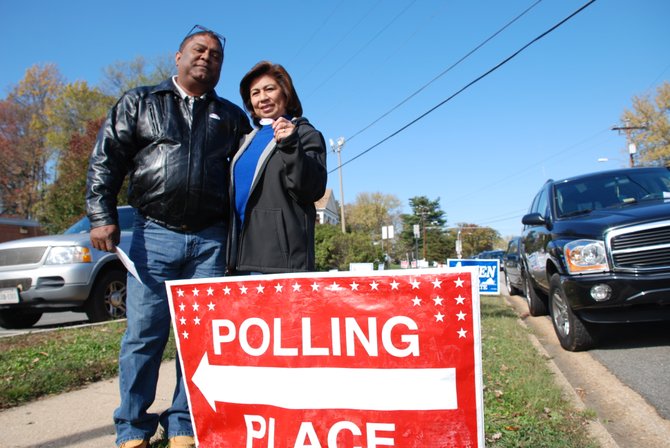 Los esposos Evaristo y Vilma Rosales, de Nicaragua y Perú, respectivamente, después de votar en la escuela Crestwood, de Virginia.Crédito: ETL