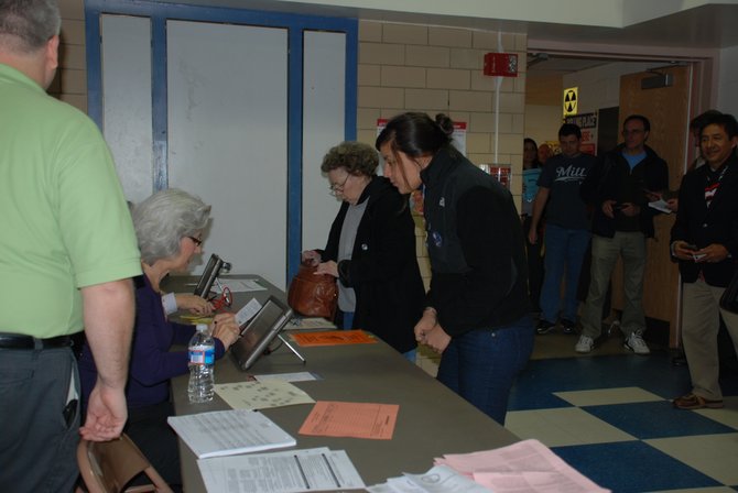 Alicia Brizuela, de 20 años, en la escuela elemental McKinley de Arlington, VA. Primera vez que vota en una elección presidencial. Crédito: ETL