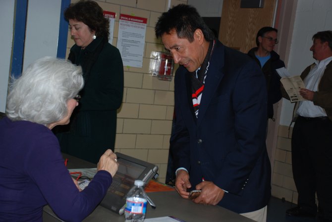 Walter Tejada, de la Junta de Gobierno de Arlington antes de emitir su voto. Crédito: ETL