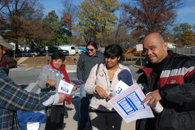 Votantes felices en el Holiday Senior Center de Wheaton. Crédito: ETL