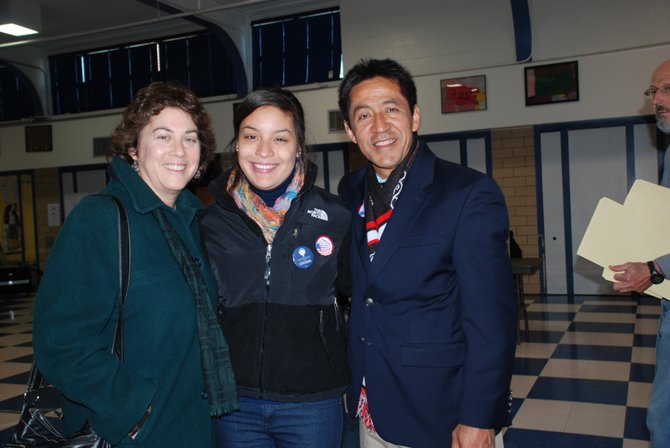 Walter Tejada, miembro de la Junta de Gobierno de Arlington, con su esposa Robin y sobrina Alicia, en su precinto de votación el martes 6 de noviembre. Crédito: ETL