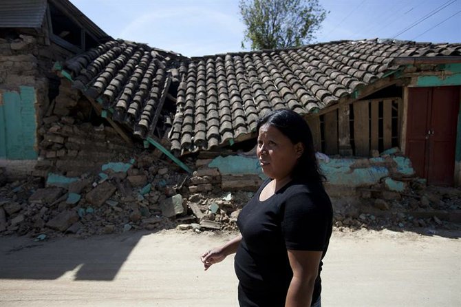 Una mujer permanece frente a una casa destruida el jueves 8 de noviembre de 2012, en el municipio de San Cristobal Cucho, en San Marcos, Guatemala.