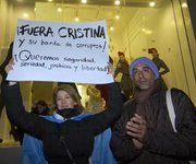 Un grupo de cerca de 300 personas realizó un "cacerolazo" frente al Consulado argentino de Nueva York.