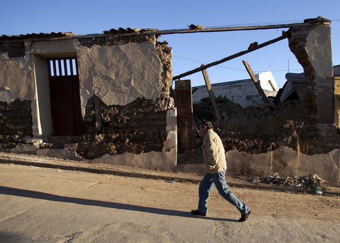 Un hombre camina frente a una casa destruida el viernes 9 de noviembre en el municipio de San Cristóbal Cucho, en San Marcos, Guatemala.