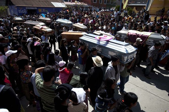 Una multitud asiste el viernes 9 de noviembre, al funeral de 10 miembros de una misma familia, víctimas del sismo que golpeó a Guatemala, en San Marcos.