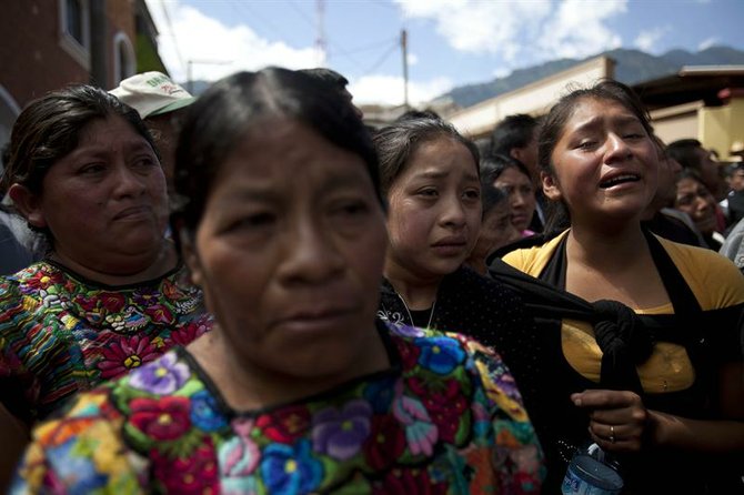 Una multitud asiste el viernes 9 de noviembre de 2012, al funeral de 10 miembros de una misma familia, víctimas del sismo.