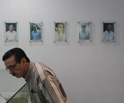 Un salvadoreño visita el museo donde se encuentran los retratos de los seis sacerdotes jesuitas asesinados en 1989 por el Ejército el jueves 15 de noviembre en San Salvador.