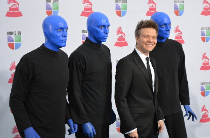 Michel Telo y los del Blue Man Group.