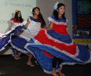 Un grupo de danza folklórica en el evento anual “Desayuno para Héroes” en DC.