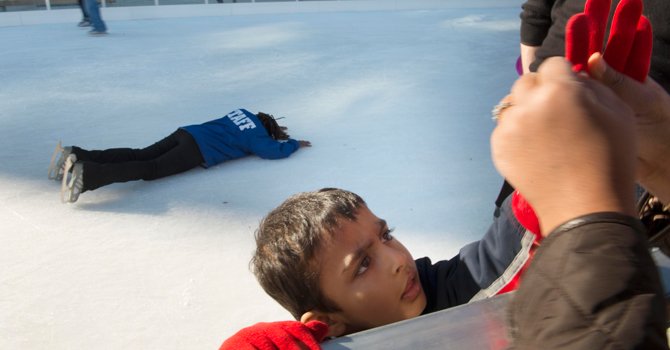 PATINAN. Niños y adultos se dieron cita para la apertura de la pista de patinaje en hielo en Canal Park, el 16.