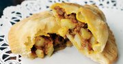DELICIA. Salteña con carne, papa, ají rojo y cebolla. Para chuparse los dedos.