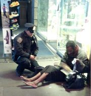 La fotografía que ha causado sensación en Facebook. Un oficial regala botas y medias a un indigente en NY.