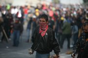 Jóvenes del movimiento Soy 132 se enfrentaron con la policía al protestar contra el nuevo presidente.