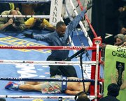 Una imagen que muchos no creían posible: Pacquiao en la lona.